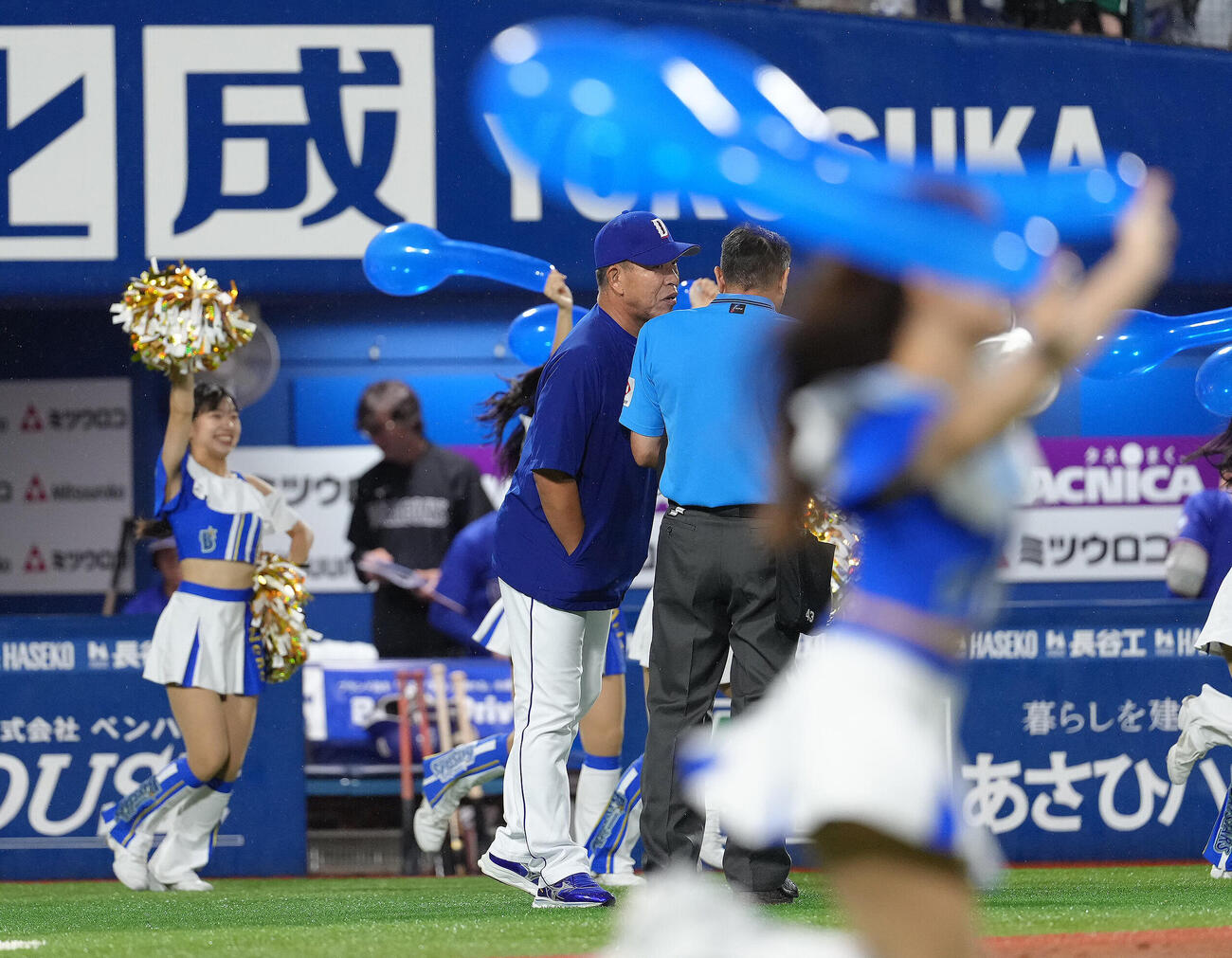 DeNA対中日　DeNAの声援が盛り上がる中、選手交代を告げる中日井上一樹監督（撮影・足立雅史）