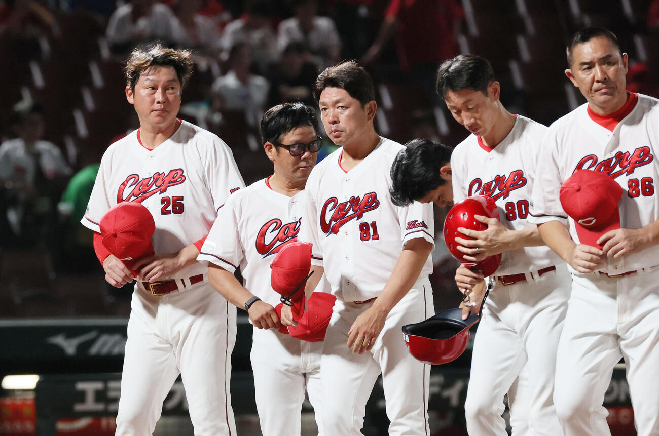広島対ヤクルト　ヤクルトに連敗した広島新井貴浩監督（左）（撮影・加藤孝規）
