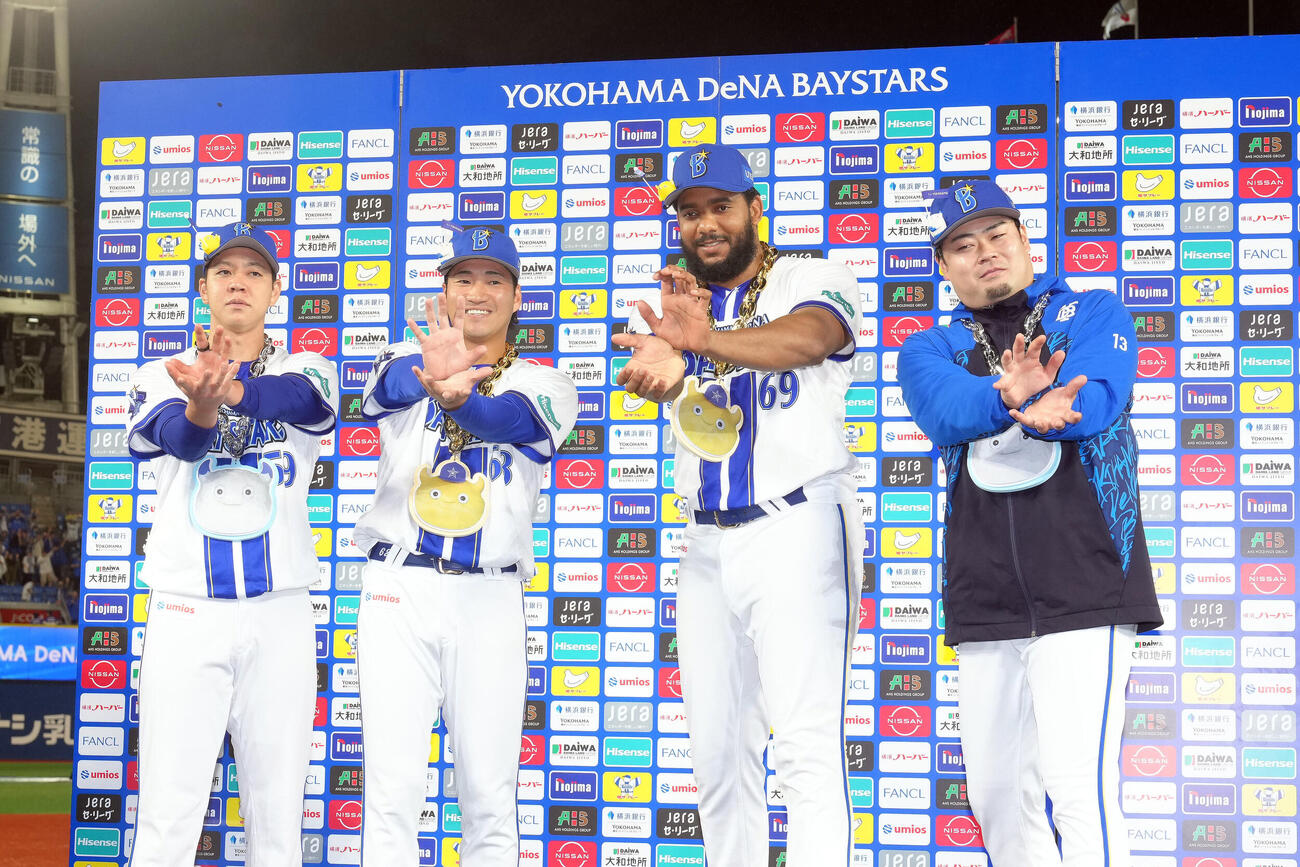 DeNA対中日　お立ち台でかめはめ波を披露するDeNAの、左か平良拳太郎、岩田将貴、ヘラル・エンカーナシオン、伊勢大夢ら（撮影・足立雅史）