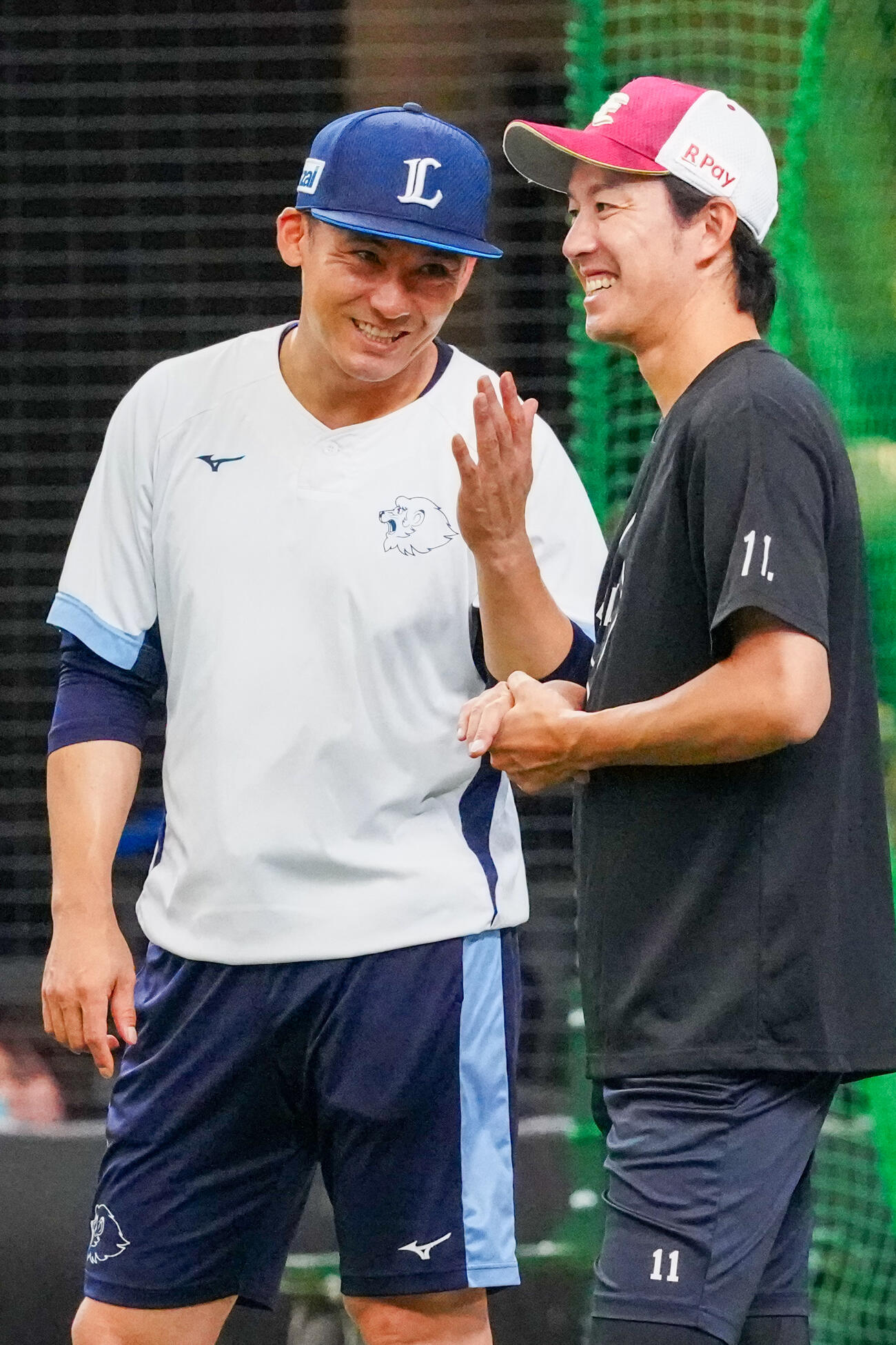 28日、試合前に言葉を交わす西武栗山巧（左）と楽天岸孝之