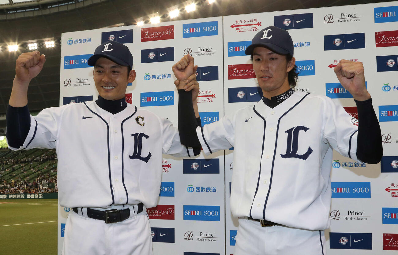14年5月、お立ち台でガッツポーズする西武栗山巧（左）と岸孝之