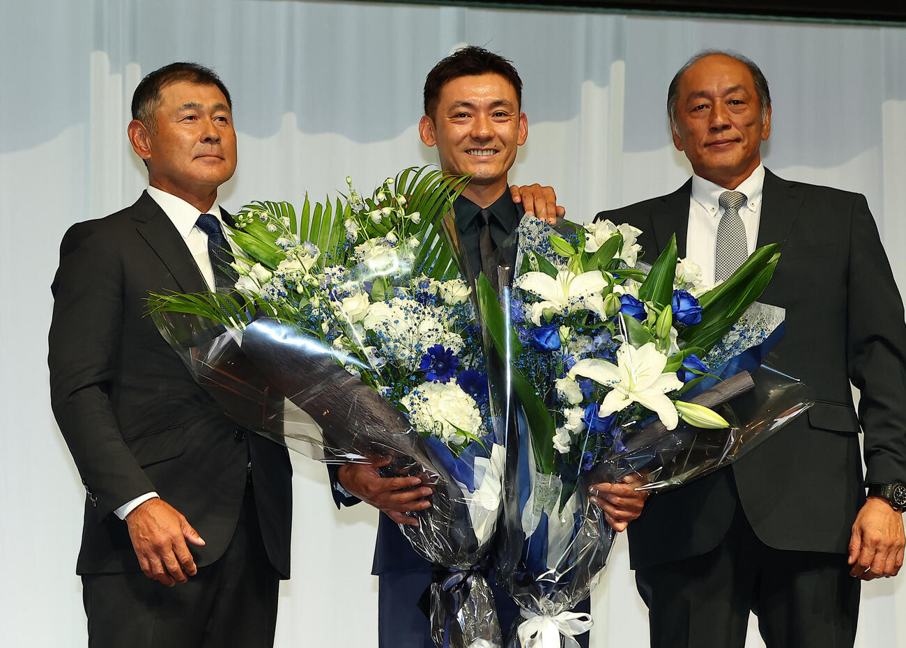 引退会見で、田辺徳雄3軍コーチ（左）、渡辺久信氏（右）のねぎらいを受ける西武栗山巧（撮影・野上伸悟）