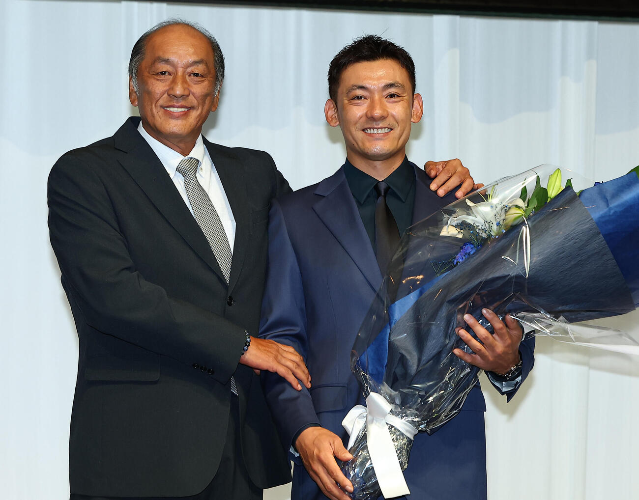 引退会見で、渡辺久信氏（左）のねぎらいを受ける西武栗山巧（撮影・野上伸悟）