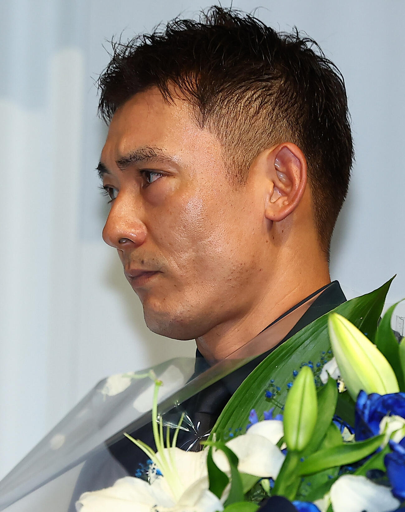 引退会見で、渡辺久信氏のスピーチに感極まった表情をみせる西武栗山巧（撮影・野上伸悟）