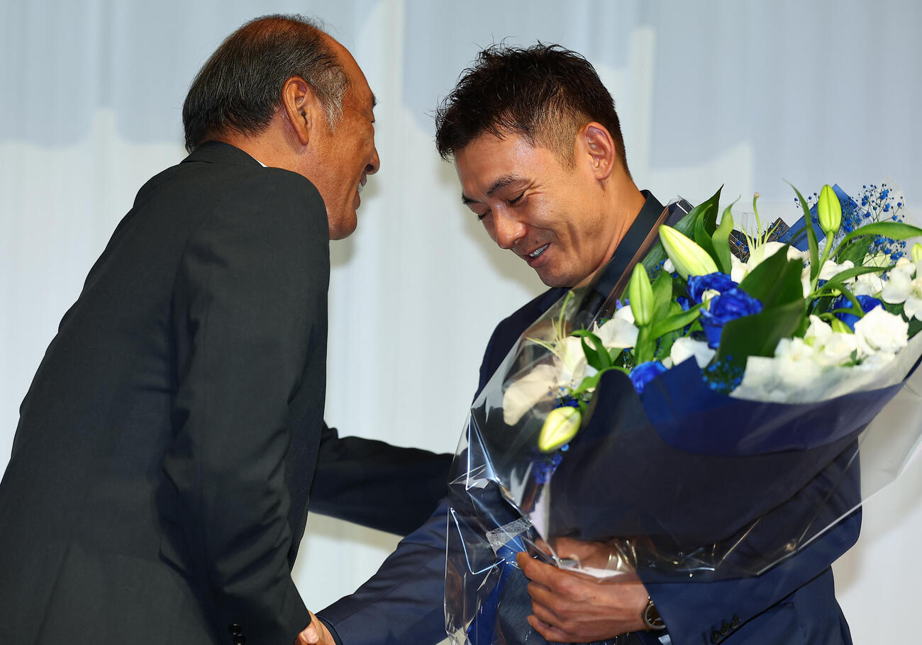 引退会見で、渡辺久信氏（左）にねぎらわれる西武栗山巧（撮影・野上伸悟）