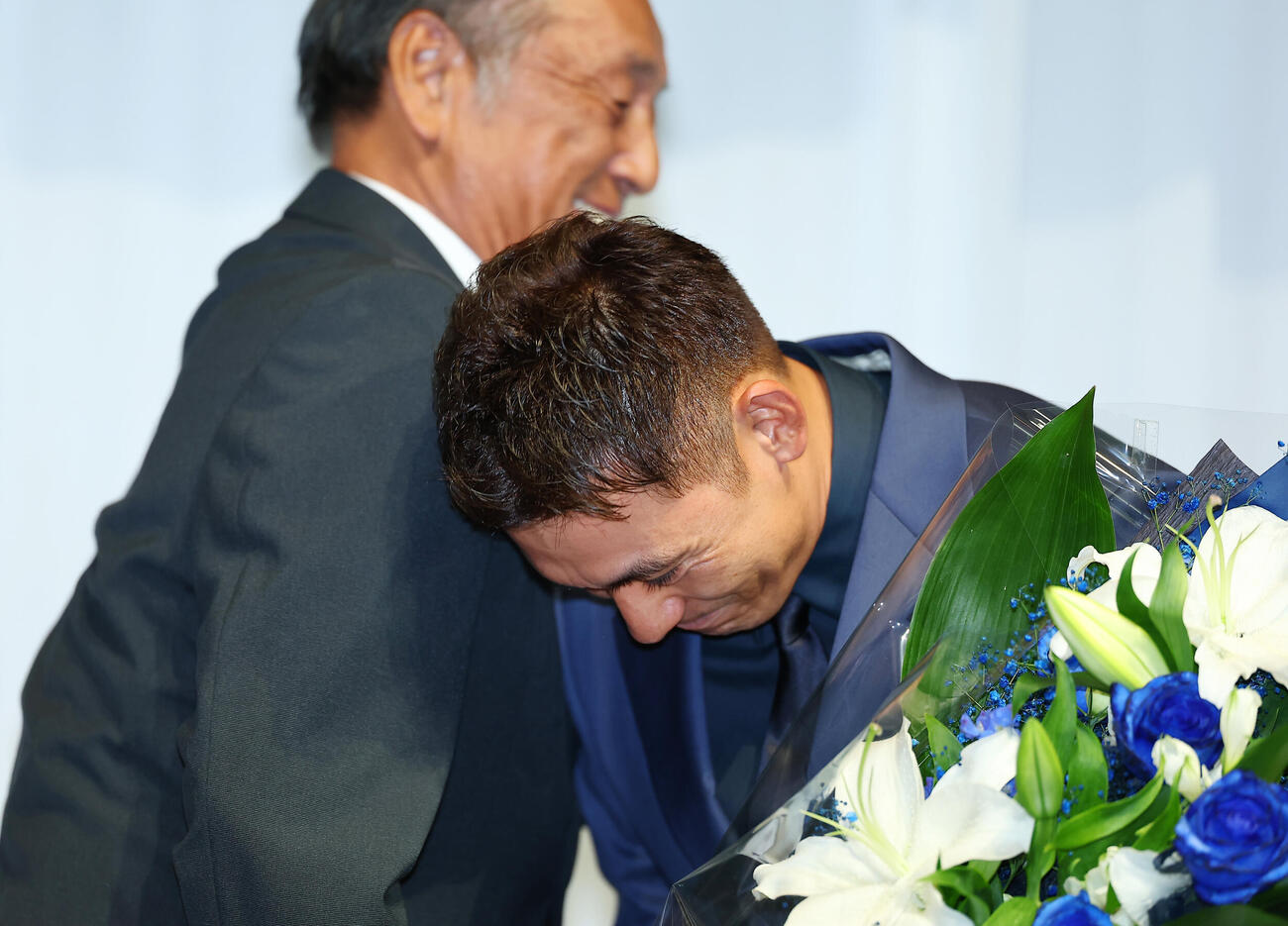 引退会見で、渡辺久信氏（左）のねぎらいを受け感極まる西武栗山巧（撮影・野上伸悟）