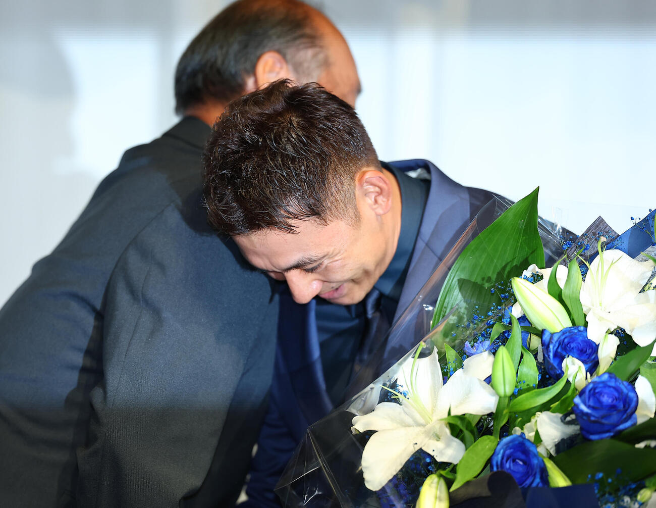 引退会見で、渡辺久信氏（左）のねぎらいを受け感極まる西武栗山巧（撮影・野上伸悟）