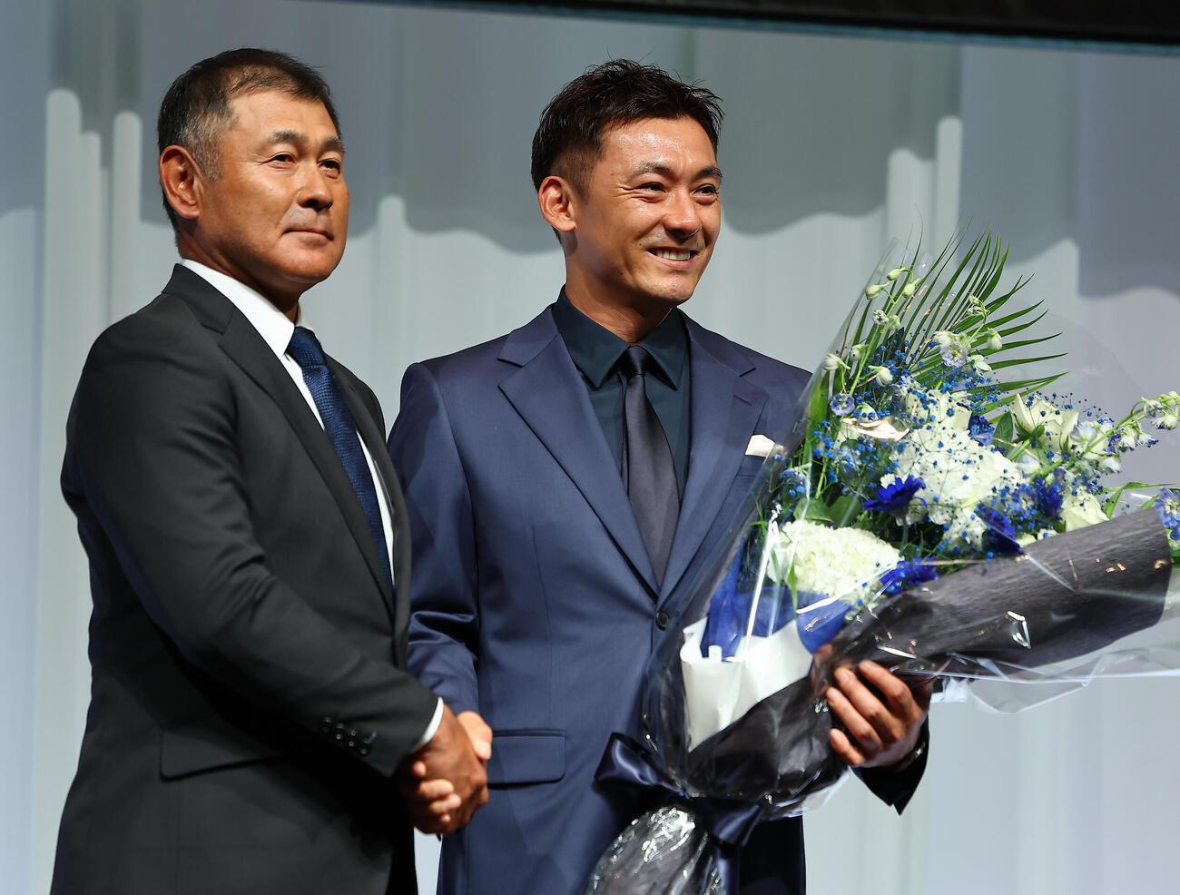 引退会見で、田辺徳雄3軍コーチ（左）のねぎらいを受ける西武栗山巧（撮影・野上伸悟）