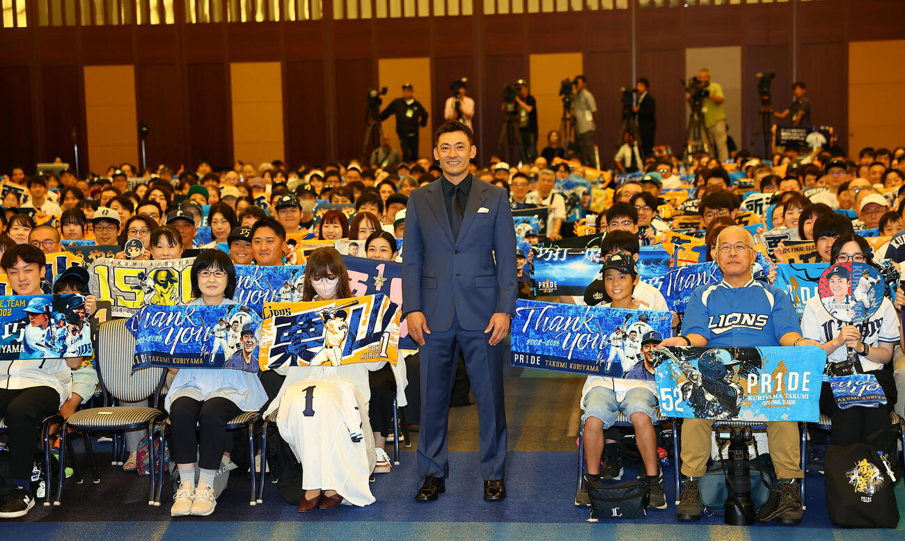 引退会見で、ファンと記念撮影する西武栗山巧（撮影・野上伸悟）