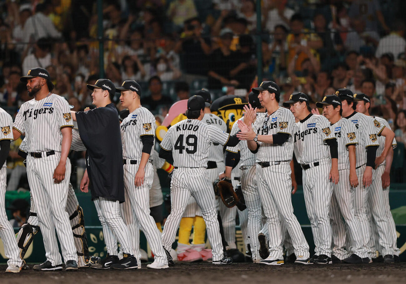 26年8月29日　阪神対巨人　巨人に勝利した藤川球児監督はベンチ前でナインとタッチをかわす（撮影・上山淳一）