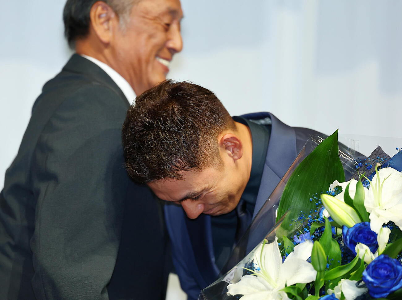 引退会見で、渡辺久信氏（左）のねぎらいを受け感極まる西武栗山巧（撮影・野上伸悟）