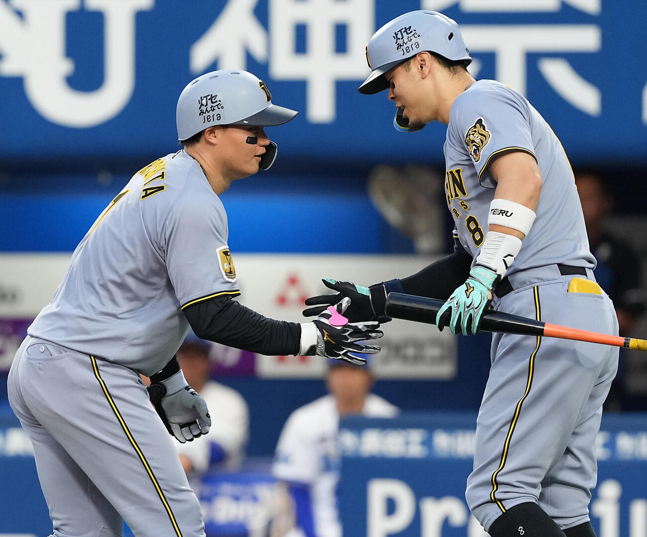 DeNA対阪神　1回表阪神2死、先制のソロ本塁打を放った森下翔太は佐藤輝明（右）の出迎えを受ける（2026年8月23日撮影）