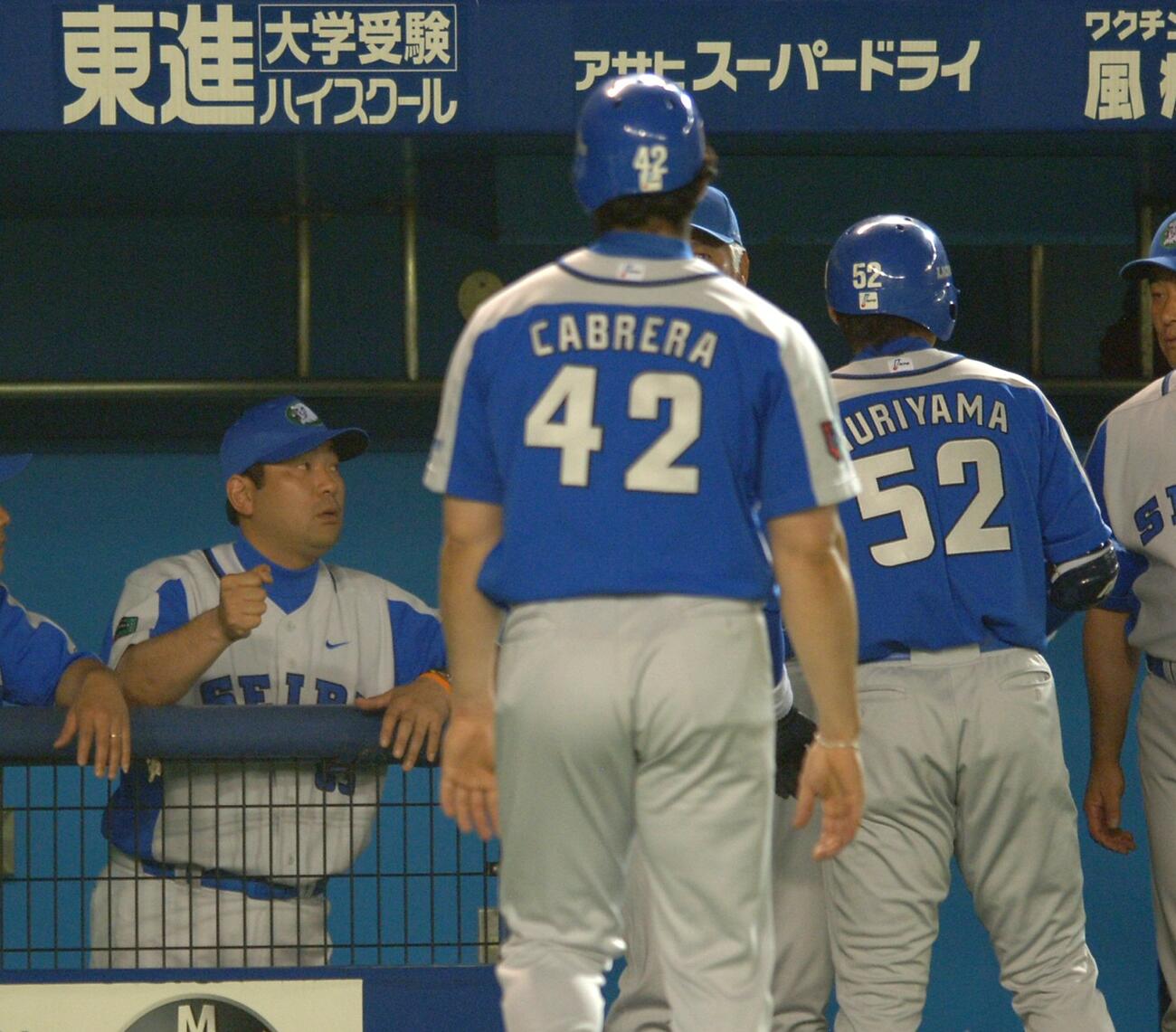 06年8月1日　9回表西武1死満塁、右手首を痛めながら中越えにダメ押しの満塁弾を放った栗山巧（右）を心配そうに見つめる伊東勤監督