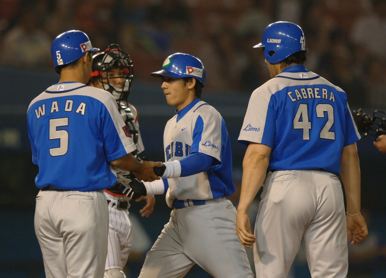 06年8月1日　9回表西武1死満塁、中越えにダメ押しの満塁弾を放った栗山巧（中央）は痛めた右手首をかばうように左手で和田一浩（左）やアレックス・カブレラ（右）の祝福を受ける