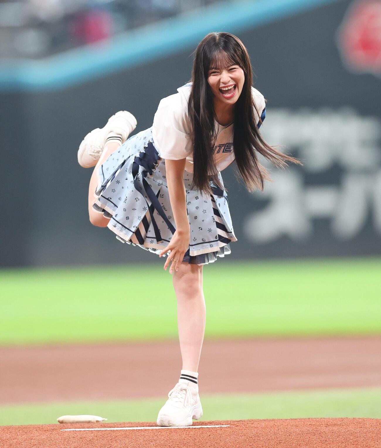 日本ハム対ロッテ　ファーストピッチセレモニーで投球する≠MEの冨田菜々風（撮影・黒川智章）