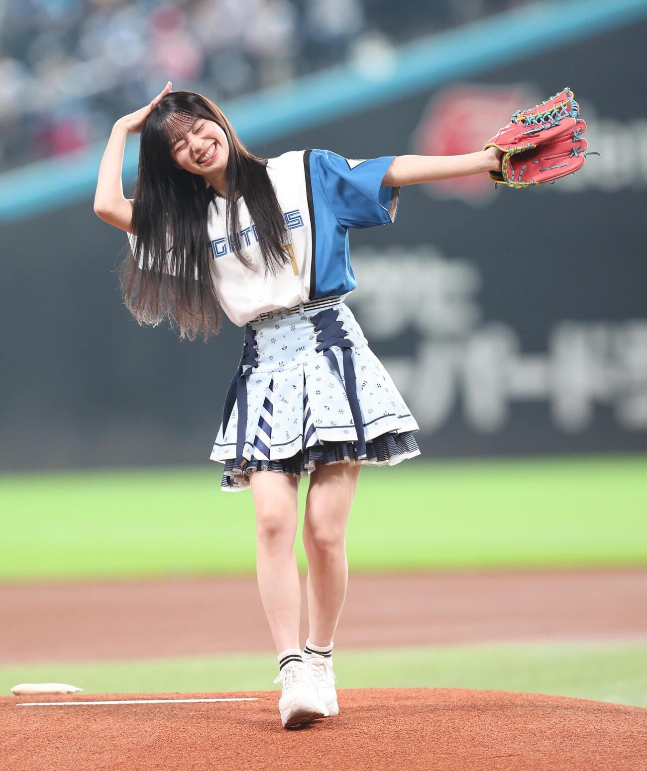 日本ハム対ロッテ　ファーストピッチセレモニーで投球する≠MEの冨田菜々風（撮影・黒川智章）