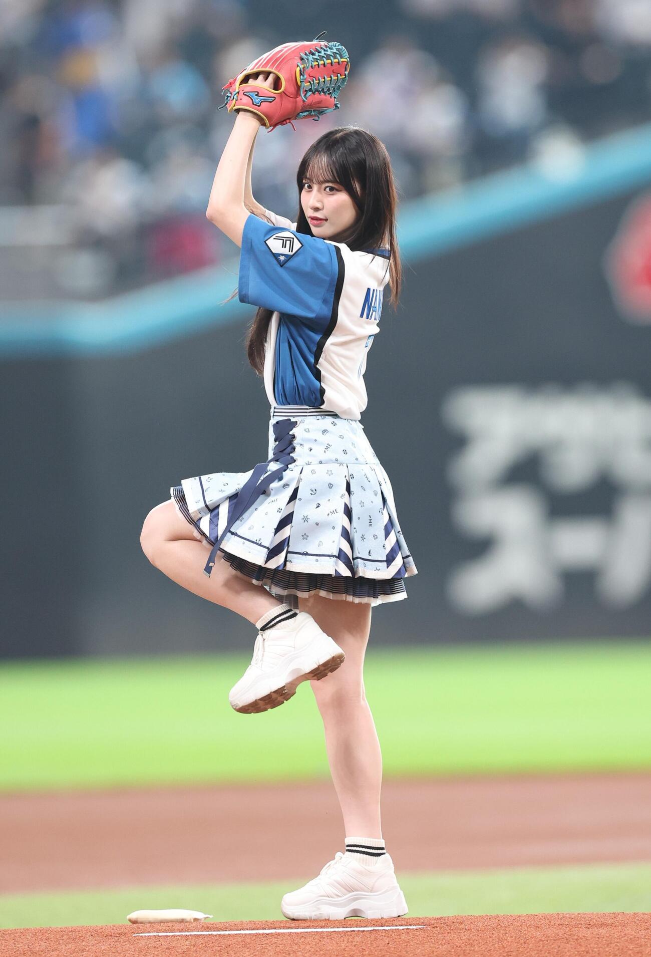 日本ハム対ロッテ　ファーストピッチセレモニーで投球する≠MEの冨田菜々風（撮影・黒川智章）