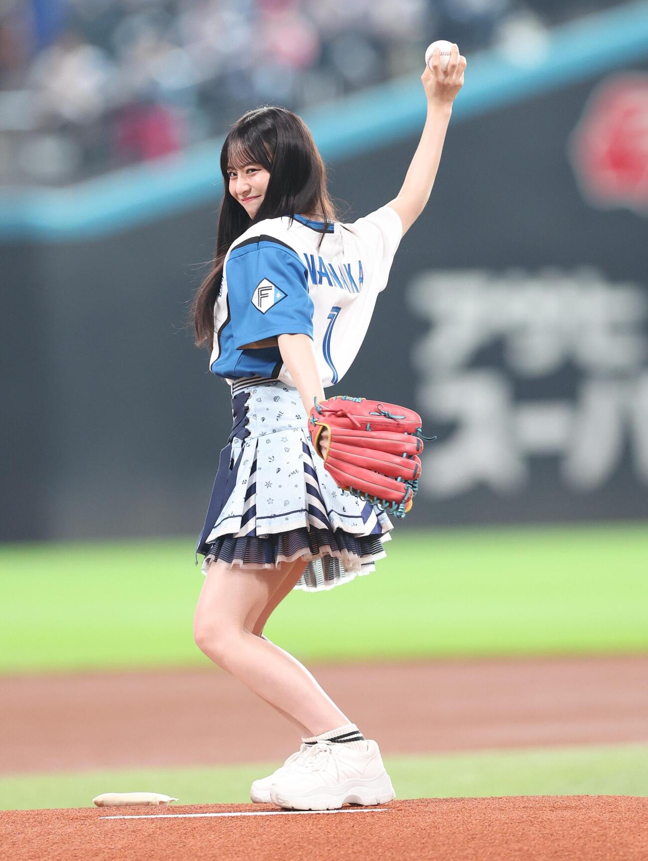 日本ハム対ロッテ　ファーストピッチセレモニーで投球する≠MEの冨田菜々風（撮影・黒川智章）