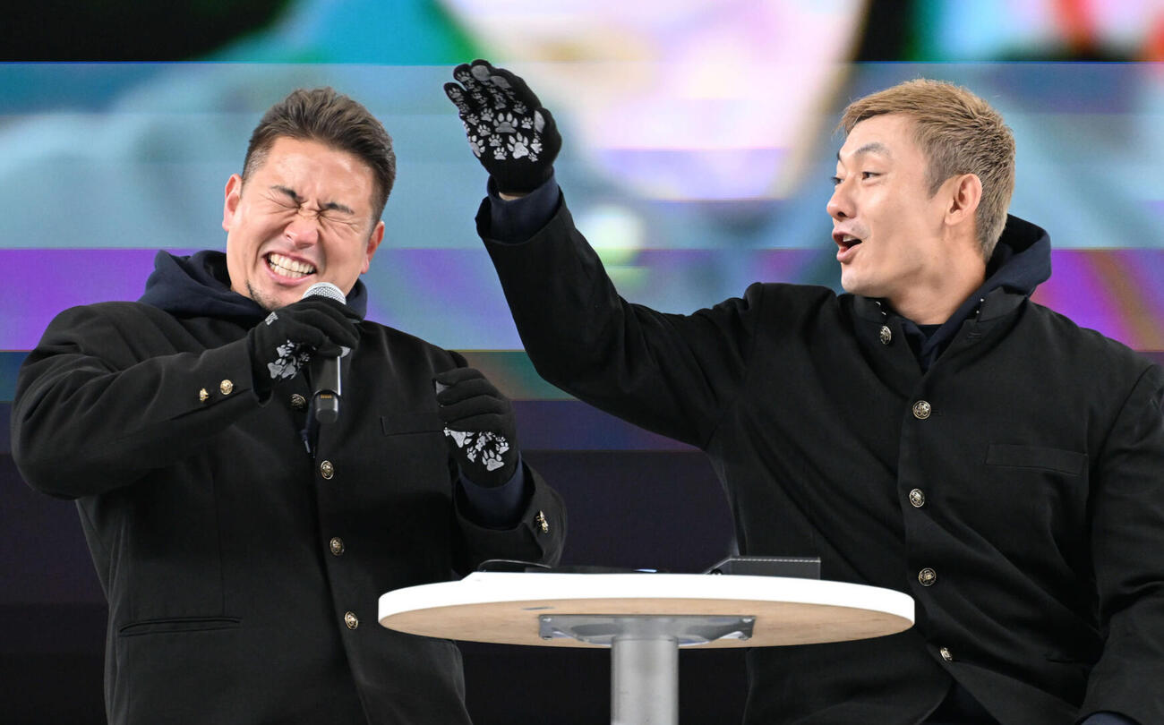 2023年11月26日　ファン感謝デーのチーム対抗クイズを前に西武栗山巧（右）は岡田雅利にツッコミを入れる