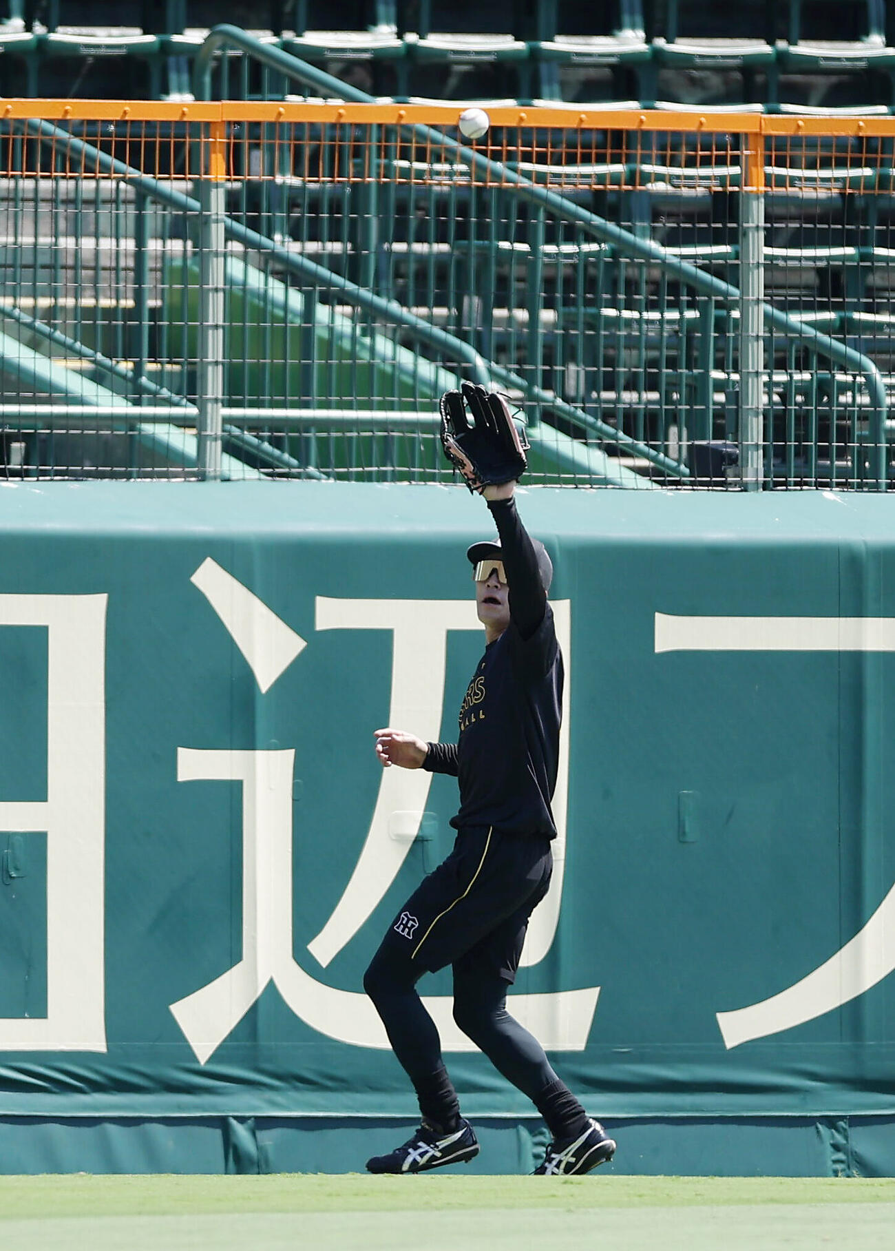 阪神対巨人　早出特守を受ける阪神福島圭音（撮影・前田充）