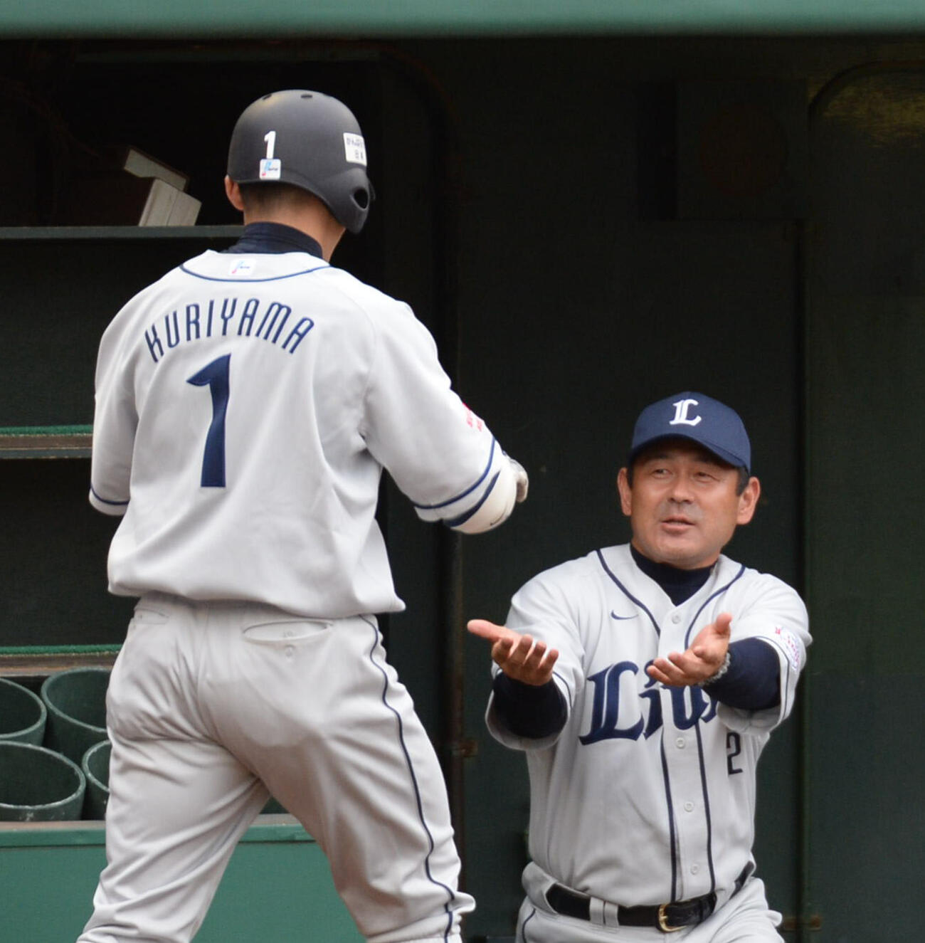2014年7月5日　オリックス戦で満塁弾を放った西武栗山巧（左）は田辺徳雄監督代行の出迎えを受ける