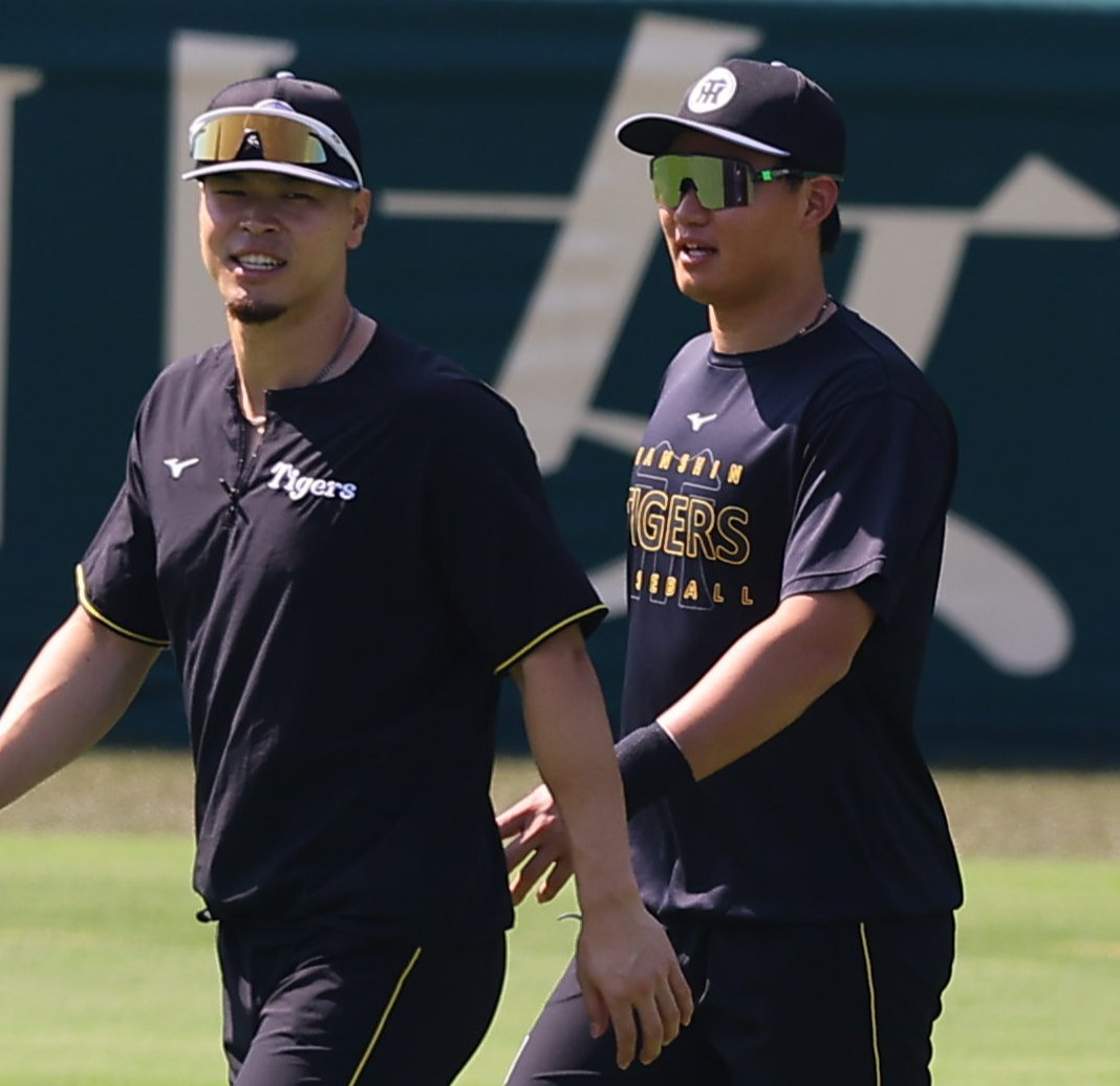 阪神対巨人　佐藤輝明（左）とグラウンドに入る森下翔太（撮影・上田博志）