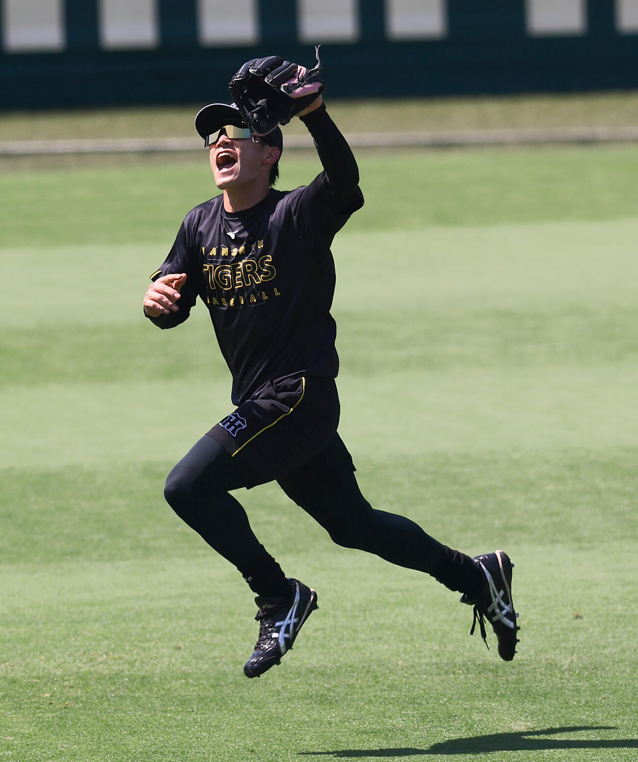 阪神対巨人　早出で外野ノックを受ける阪神福島圭音（撮影・上田博志）
