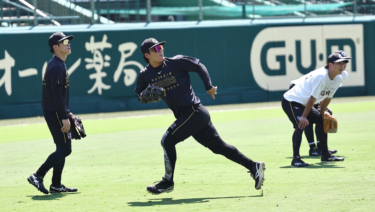 阪神対巨人　早出で外野ノックを受ける阪神の、左から福島圭音、前川右京、植田海、熊谷敬宥（撮影・上田博志）