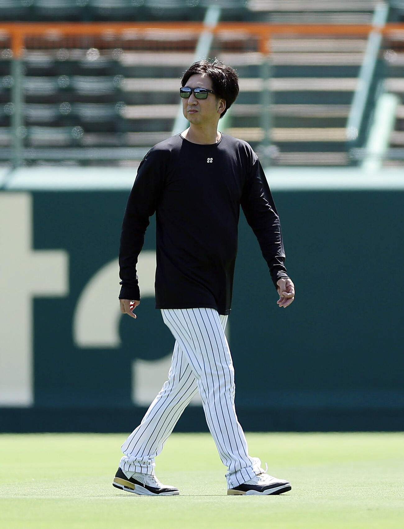 阪神対巨人　福島圭音らの早出特守を見守った阪神藤川球児監督（撮影・前田充）