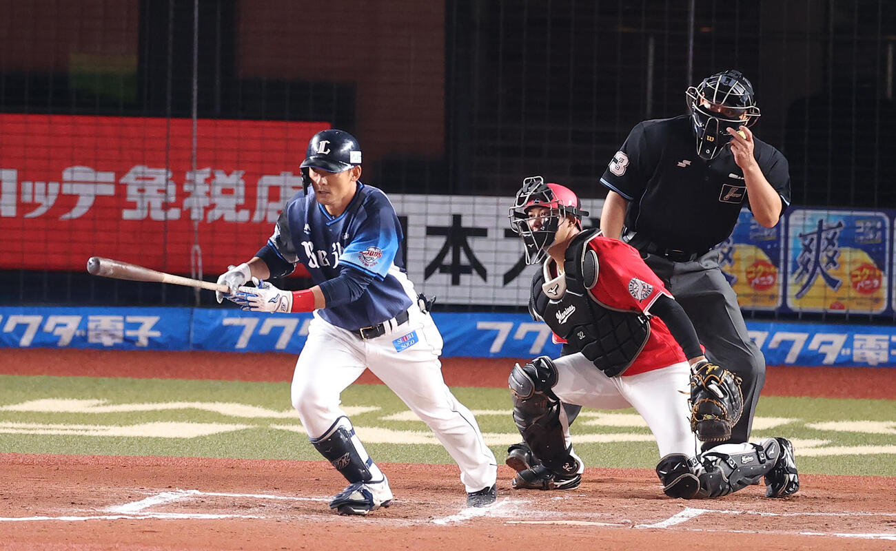 21年9月1日　ロッテ対西武　6回表西武1死一、二塁、右前打を放つ栗山と打球を見つめる捕手佐藤都（撮影・河野匠）