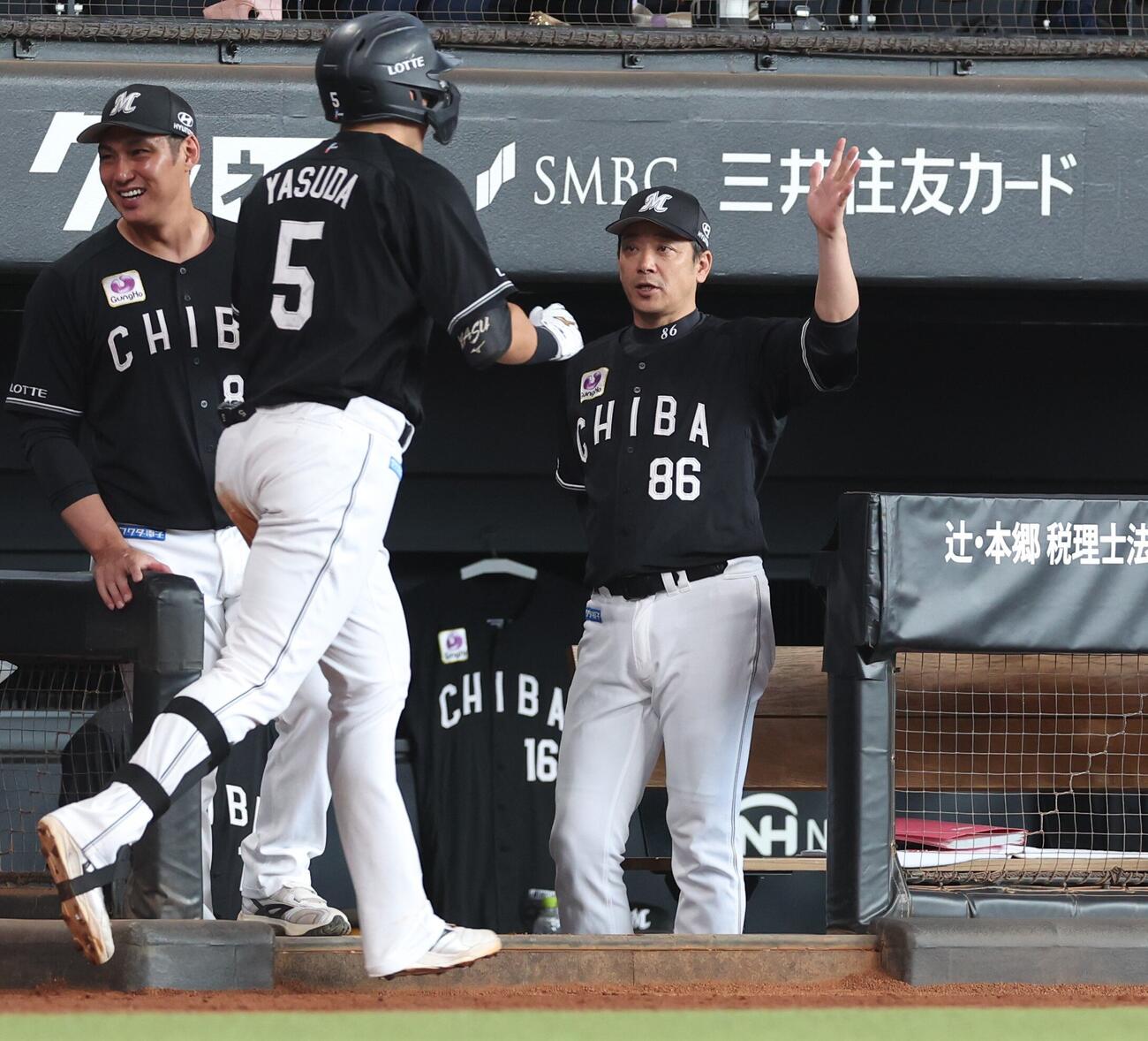 日本ハム対ロッテ　5回表ロッテ2死三塁、2点本塁打を放った安田尚憲を出迎えるサブロー監督（撮影・黒川智章）