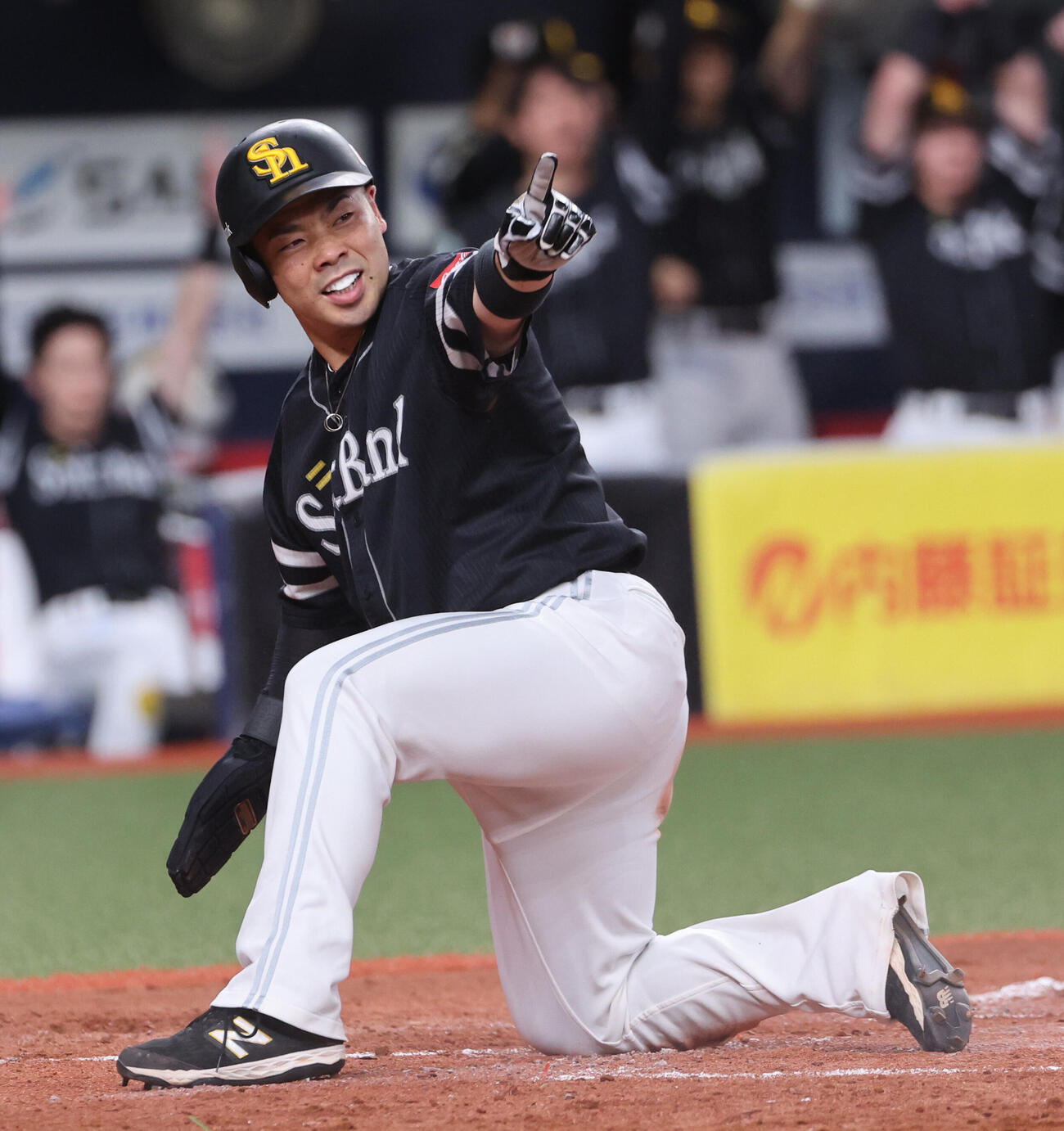 オリックス対ソフトバンク　3回表ソフトバンク無死一、二塁、柳田悠岐の適時打で生還した二走近藤健介は一塁ベース上の柳田に向かってポーズ（撮影・西尾就之）