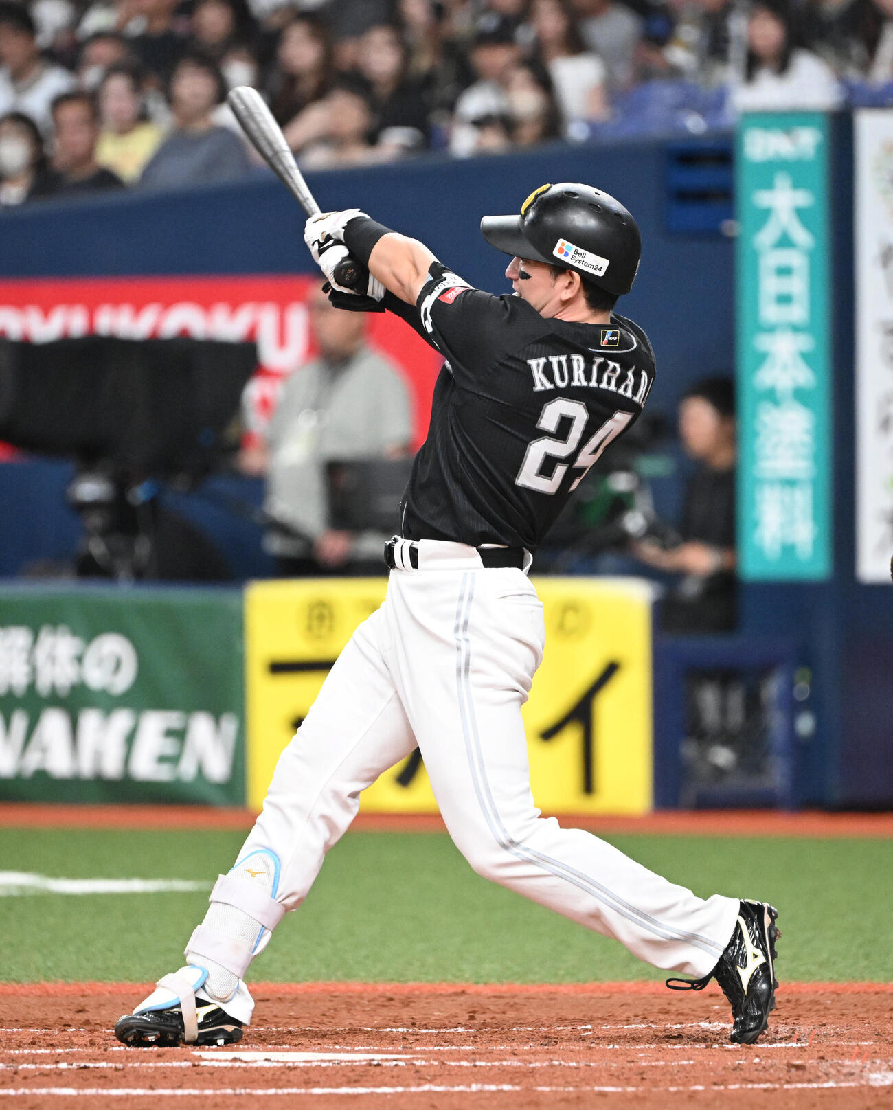 オリックス対ソフトバンク　3回表ソフトバンク無死一塁、右安打を放つ栗原陵矢（撮影・和賀正仁）