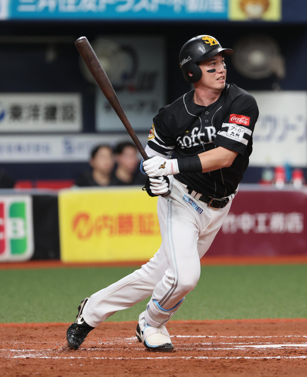 オリックス対ソフトバンク　3回表ソフトバンク無死一塁、栗原陵矢は右前打を放つ（撮影・西尾就之）