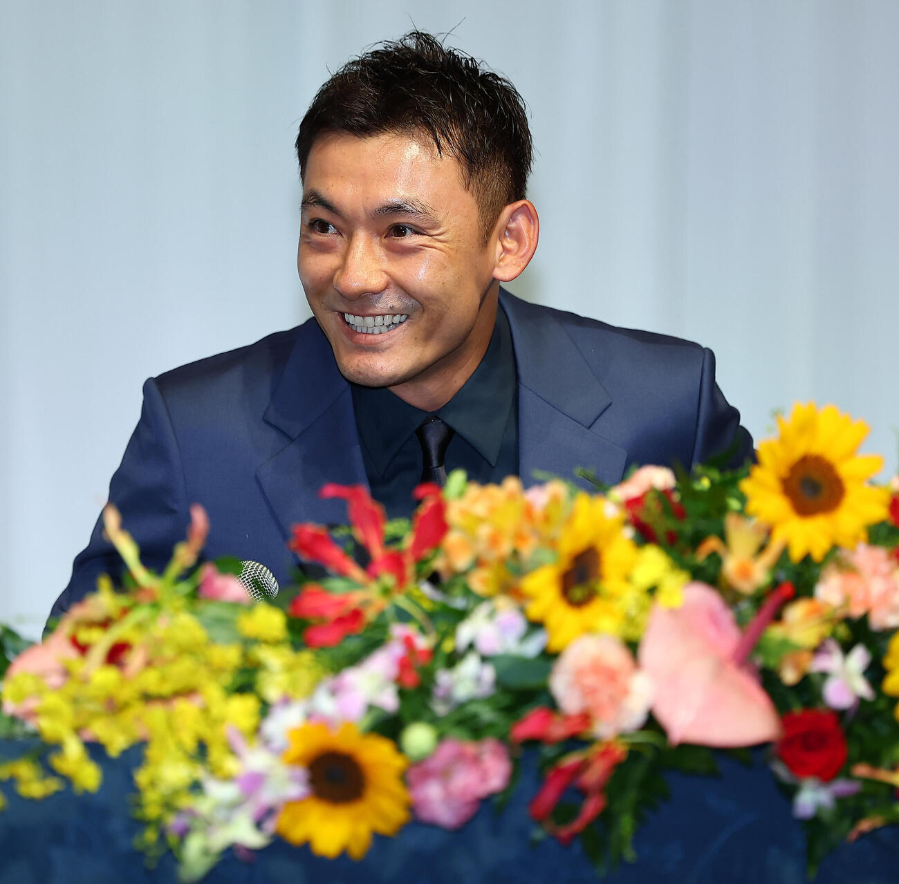 引退会見で笑顔をみせる西武栗山巧（撮影・野上伸悟）