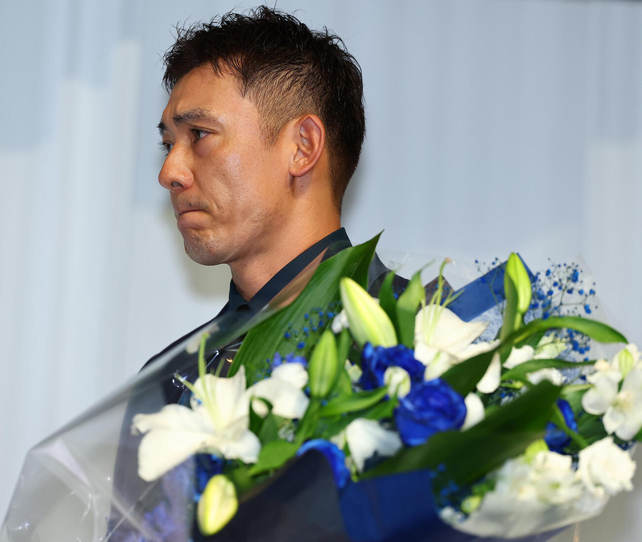 引退会見で、渡辺久信氏のスピーチに感極まった表情をみせる西武栗山巧（撮影・野上伸悟）