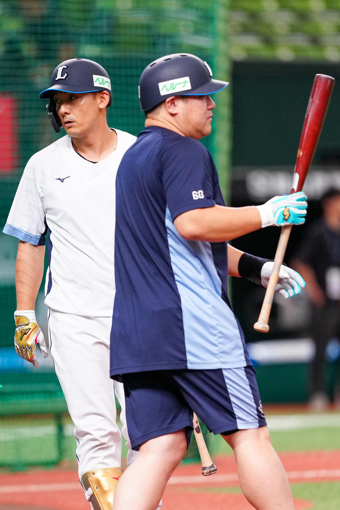 西武対楽天　試合前練習を行う西武栗山巧（左）。右は中村剛也（撮影・江口和貴）