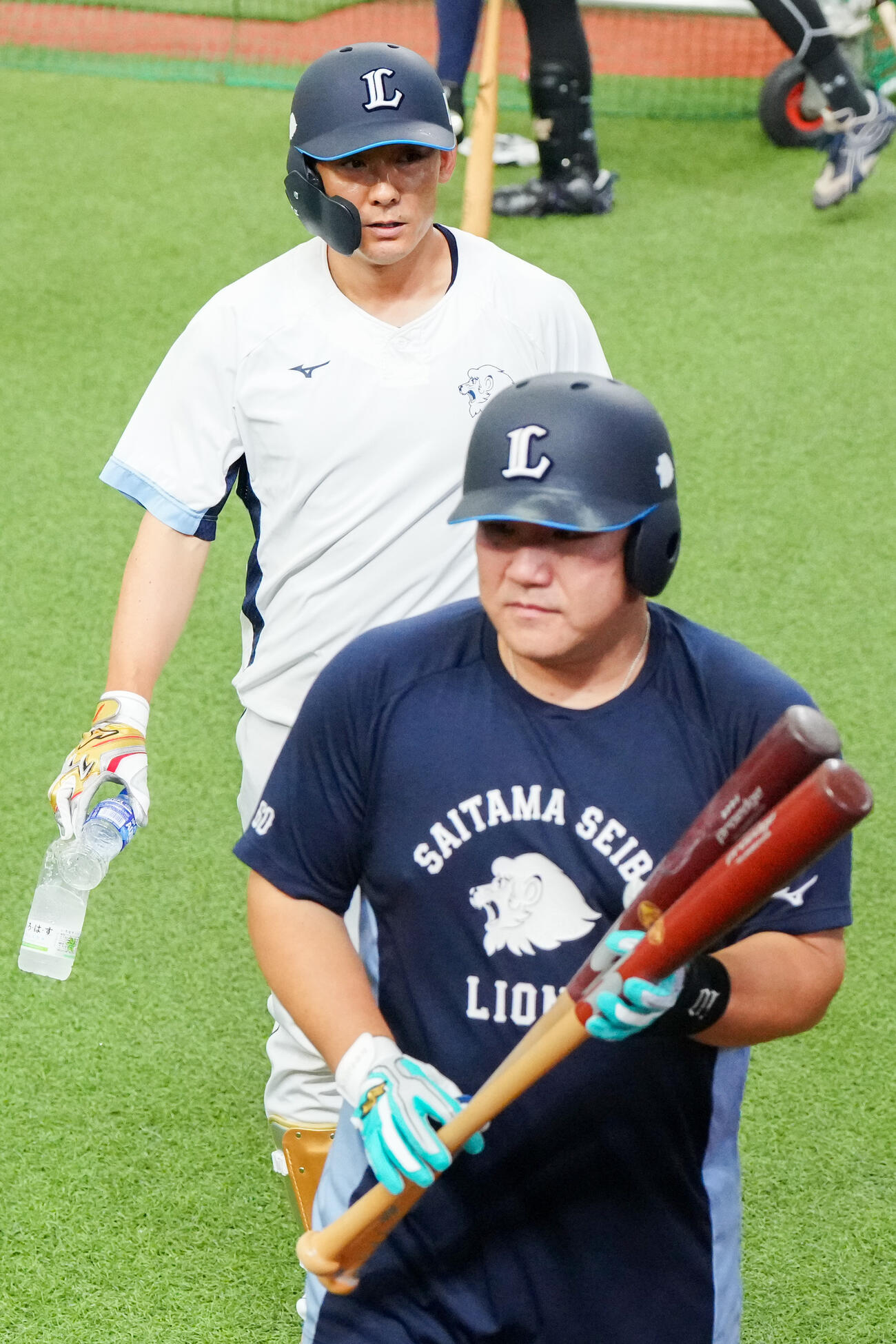 西武対楽天　試合前、打撃練習を終え、ベンチに引き揚げる西武栗山巧（後方）と中村剛也（撮影・江口和貴）