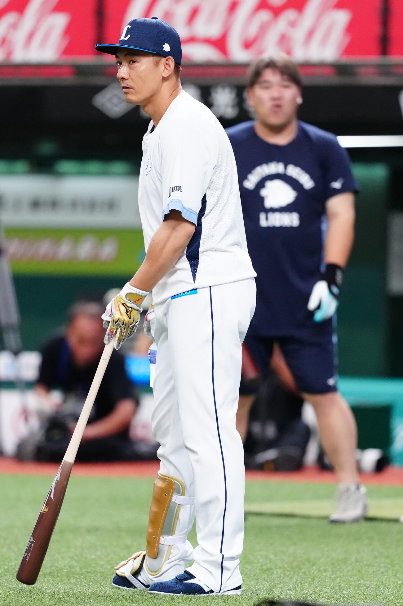 西武対楽天　試合前練習を行う西武栗山巧。後方は中村剛也（撮影・江口和貴）