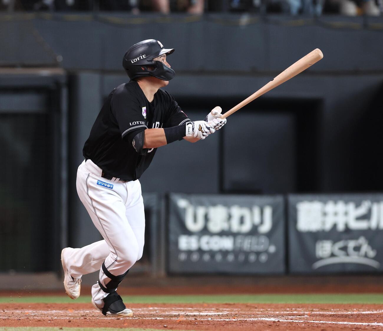 日本ハム対ロッテ　5回表ロッテ2死三塁、2点本塁打を放つ安田尚憲（撮影・黒川智章）