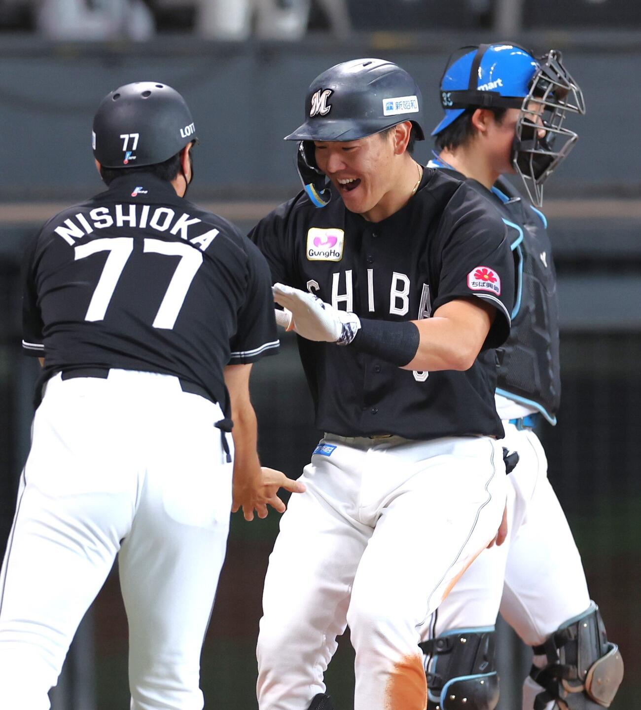 日本ハム対ロッテ　5回表ロッテ2死三塁、2点本塁打を放ち笑顔生還する安田尚憲（撮影・黒川智章）
