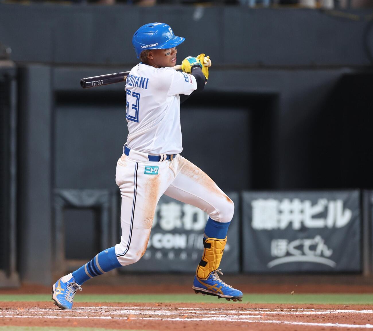 日本ハム対ロッテ　7回裏日本ハム2死二塁、適時打を放つ水谷瞬（撮影・黒川智章）