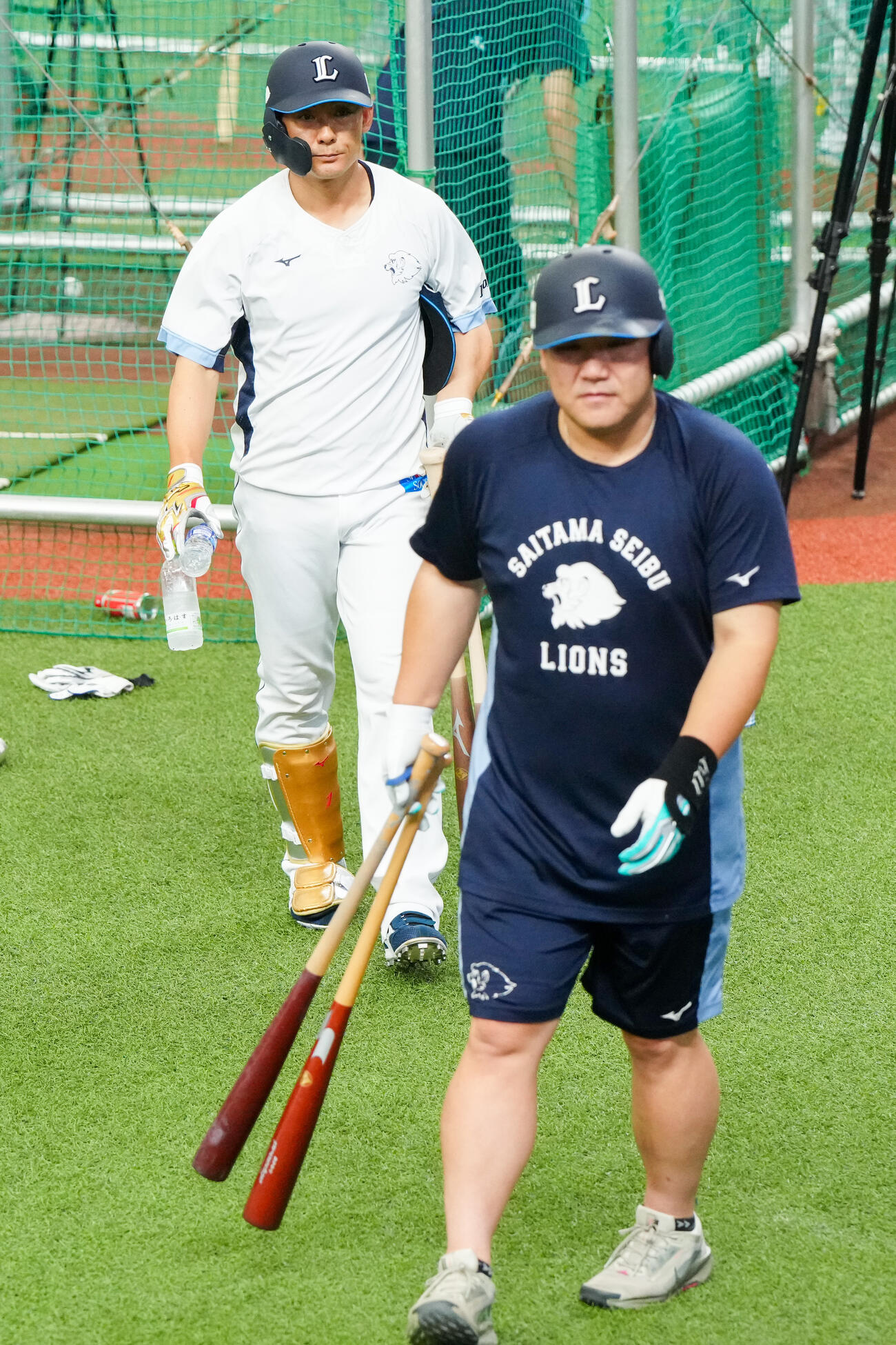 西武対楽天　試合前、打撃練習を終え、ベンチに引き揚げる西武栗山巧（後方）と中村剛也（撮影・江口和貴）