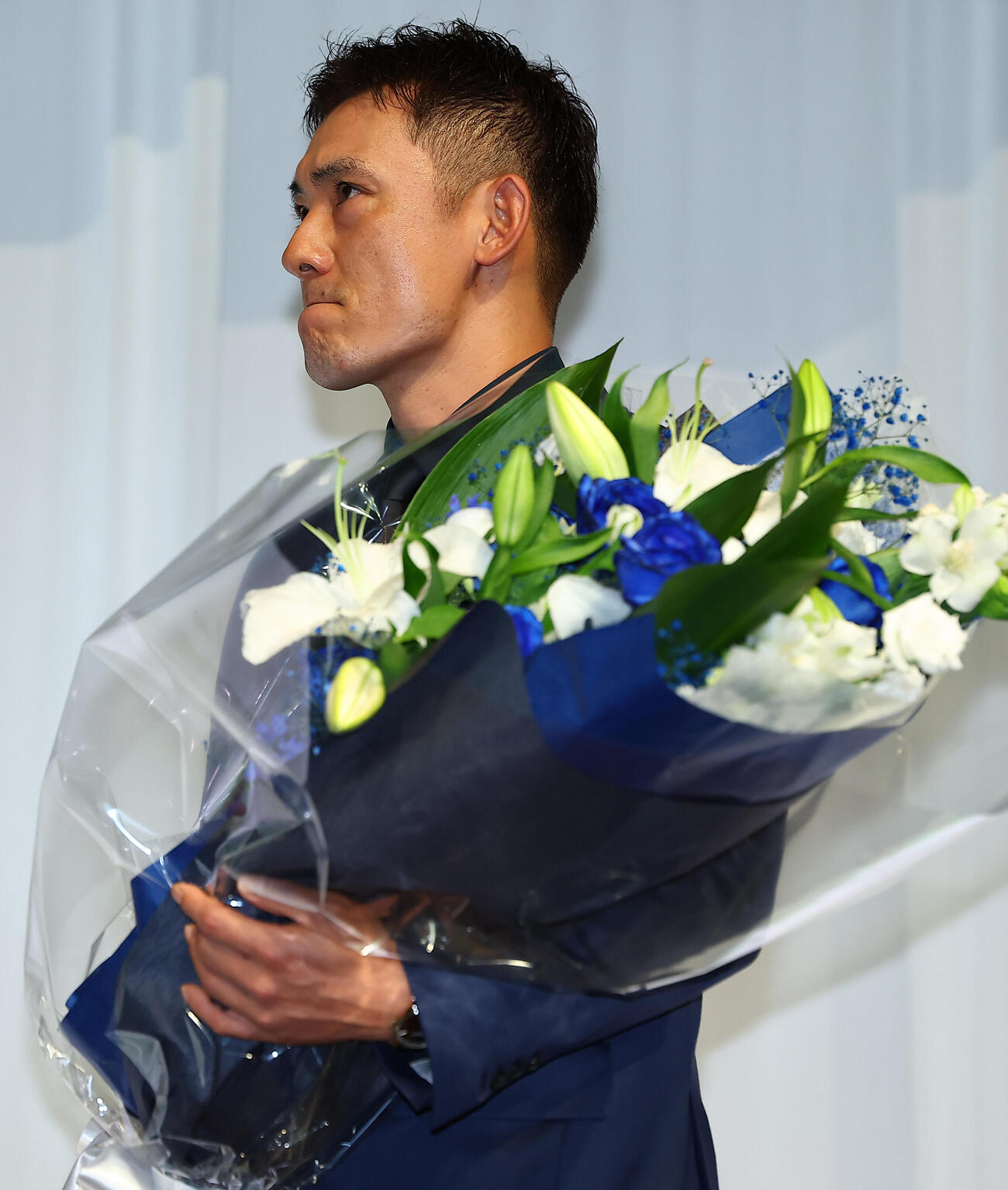 引退会見で、渡辺久信氏のスピーチに感極まった表情をみせる西武栗山巧（撮影・野上伸悟）
