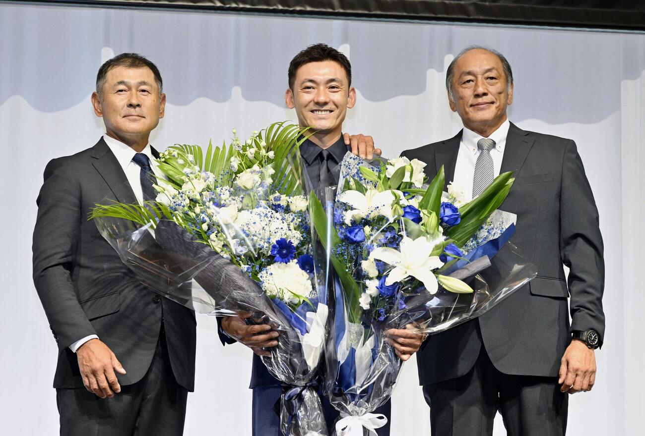 引退試合を前に開かれた記者会見で渡辺久信元監督（右）、田辺徳雄・3軍野手コーチ（左）と写真に納まる西武の栗山巧外野手＝30日、東京都内