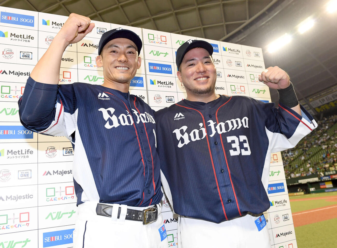 2019年8月31日、西武対ソフトバンク　お立ち台で笑顔を見せる西武山川穂高（右）と栗山巧
