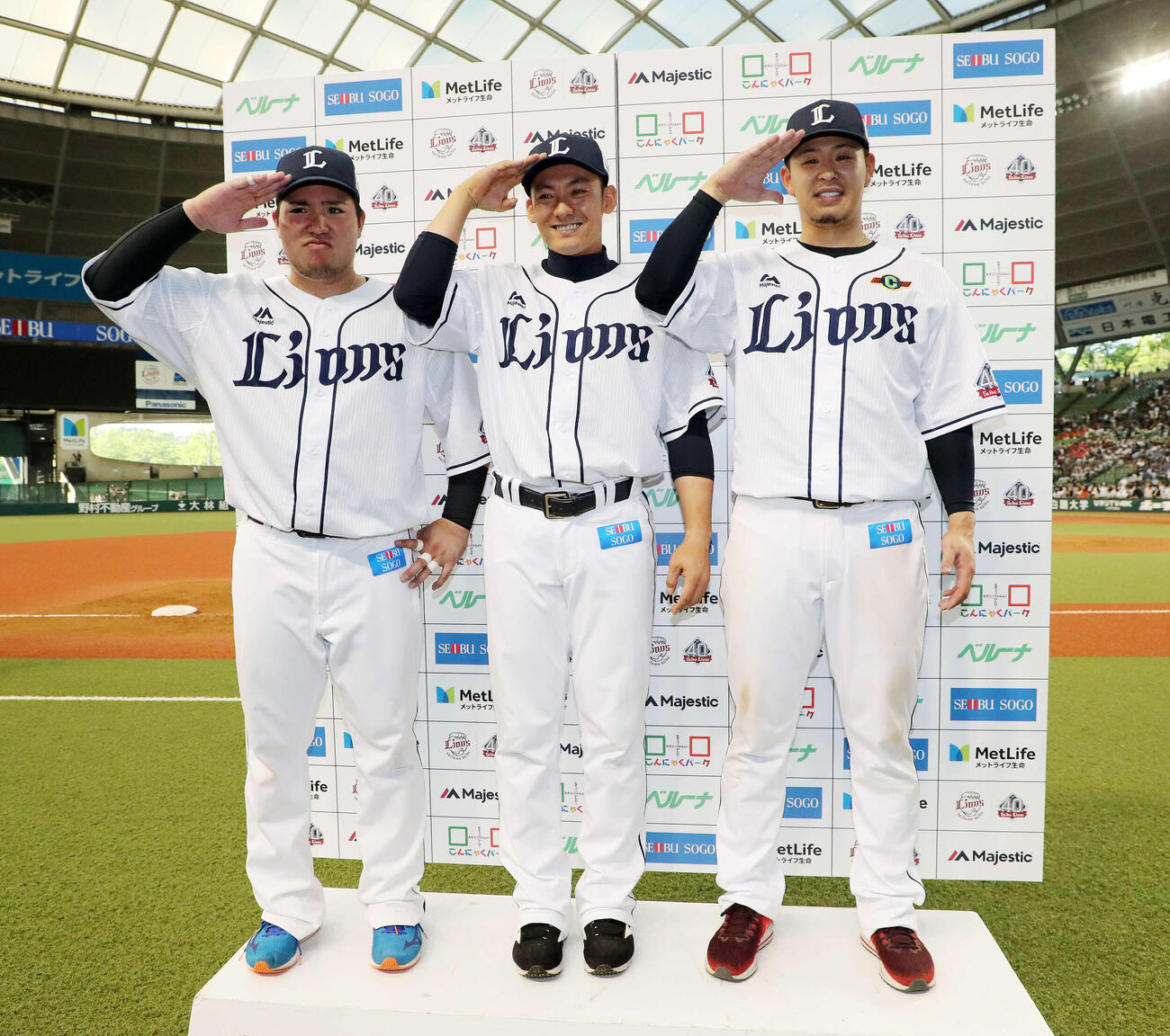 2018年4月21日、西武対ロッテ　ヒーローインタビュー後、敬礼する左から山川、栗山、浅村