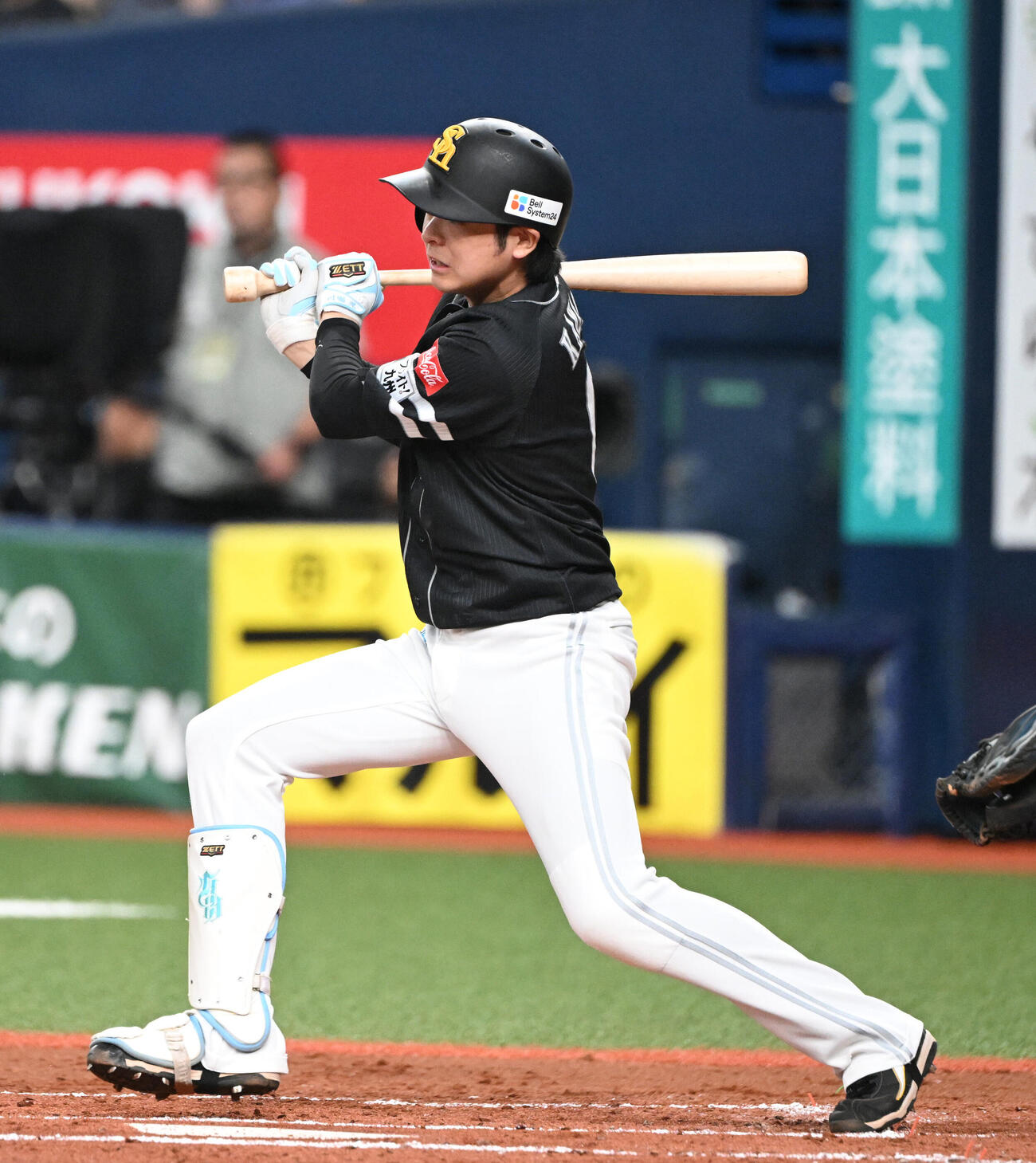 オリックス対ソフトバンク　2回表ソフトバンク無死二塁、中前適時打を放つ川瀬晃（撮影・和賀正仁）