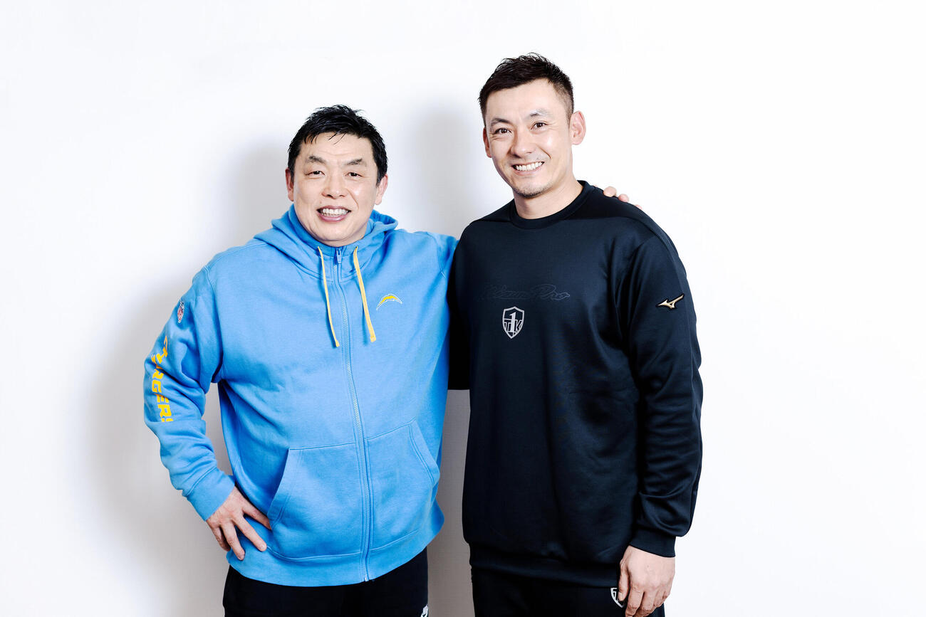 西武栗山巧（右）とパーソナルトレーナーの大川達也氏（撮影・河田真司）