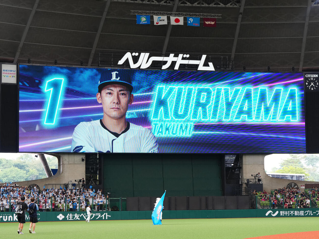 西武対楽天　試合前、ビジョンで西武栗山巧の6番指名打者で先発出場が伝えられる（撮影・江口和貴）